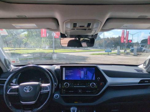 Used 2025 Toyota Highlander Platinum AWD/4WD image 31