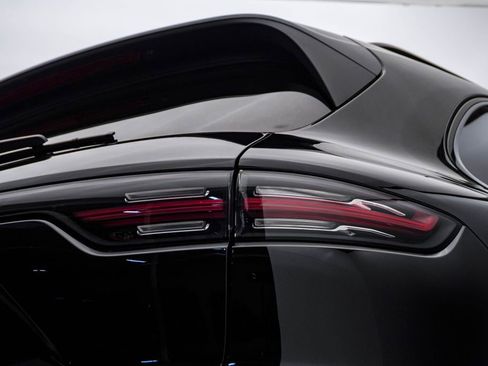 Certified 2023 Porsche Cayenne Platinum Edition image 13