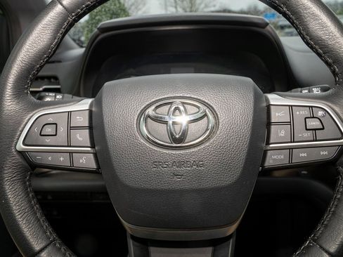 Used 2021 Toyota Sienna XLE image 21