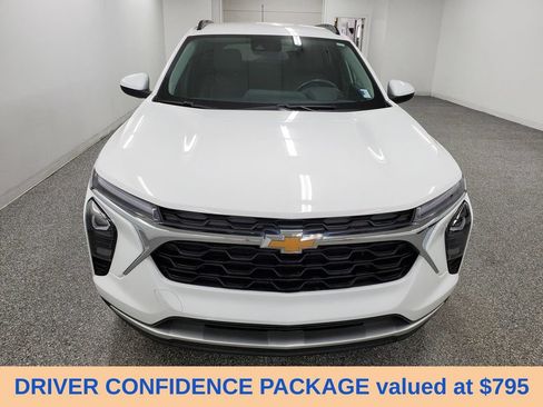 Used 2024 Chevrolet Trax LT w/ Driver Confidence Package FWD image 2
