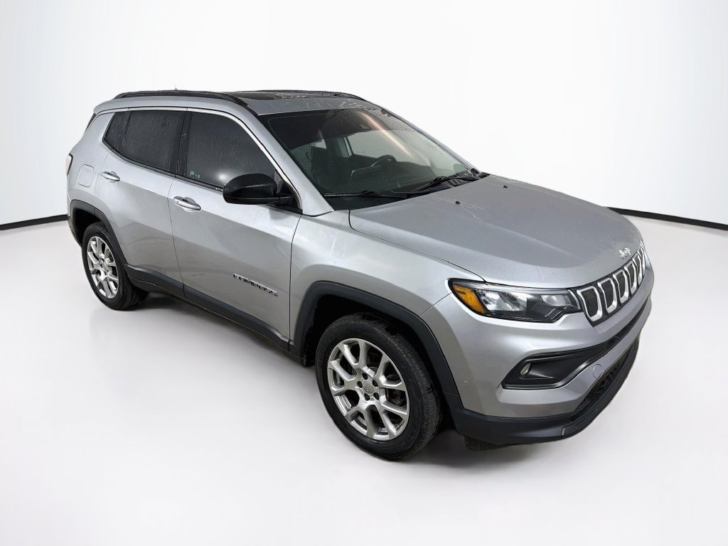 Used 2022 Jeep Compass Latitude w/ Sun and Sound Group AWD/4WD image 3