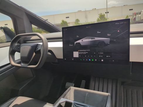 Used 2024 Tesla Cybertruck AWD Crew Cab image 28