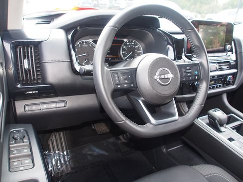 Used 2025 Nissan Pathfinder SV FWD image 18