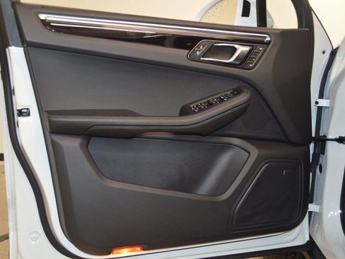 Certified 2025 Porsche Macan image 17