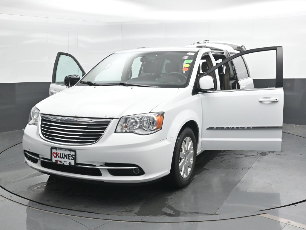 Used 2016 Chrysler Town & Country Touring FWD image 47