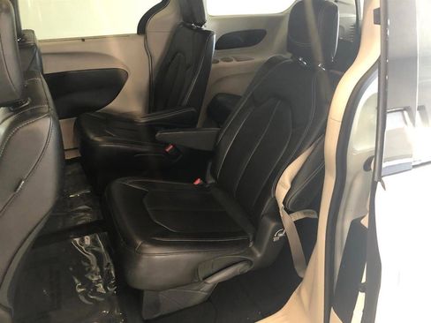 Used 2023 Chrysler Pacifica Touring-L image 9