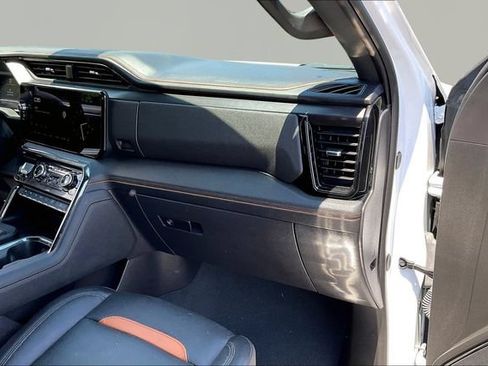 Used 2024 GMC Sierra 1500 AT4 w/ Technology Package AWD/4WD image 18