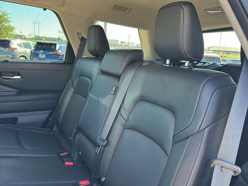 Used 2023 Nissan Pathfinder SL image 19