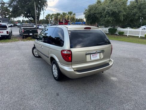 Used 2005 Chrysler Town & Country FWD image 4