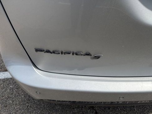 Used 2024 Chrysler Pacifica Limited w/ S Appearance Package image 6