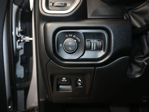Used 2019 RAM 1500 Laramie AWD/4WD image 12