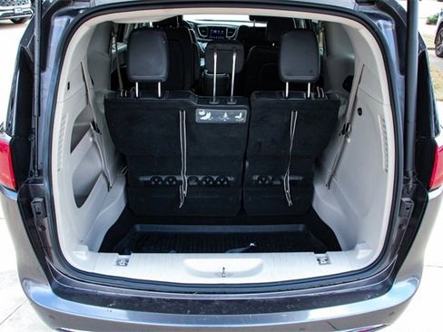 Used 2017 Chrysler Pacifica Touring-L Plus image 39