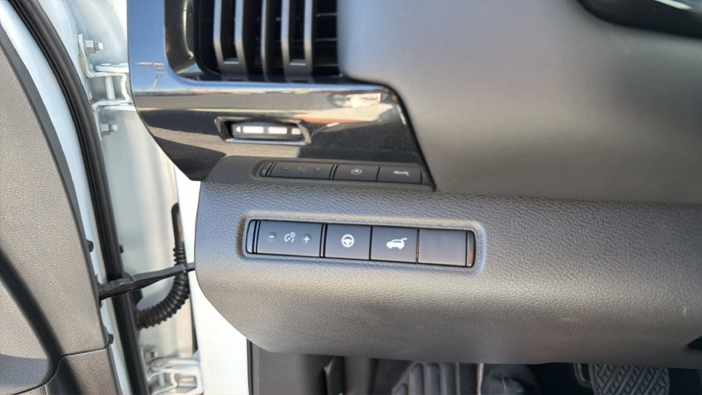 Used 2025 Nissan Pathfinder SV FWD image 27
