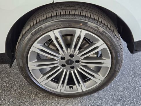 New 2026 Land Rover Range Rover Long Wheelbase SE AWD/4WD image 9