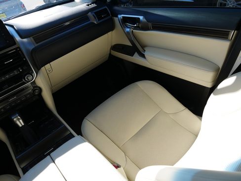 Used 2023 Lexus GX 460 Premium image 11