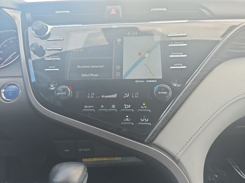 Used 2020 Toyota Camry XLE w/ Sunroof Package FWD image 17