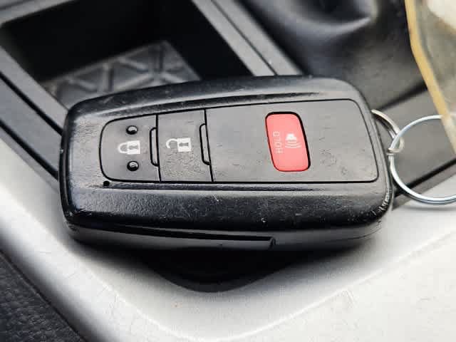 Used 2025 Toyota RAV4 XLE FWD image 28