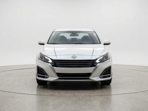 Used 2025 Nissan Altima 2.5 SV image 2