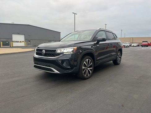 Used 2024 Volkswagen Taos SE image 3