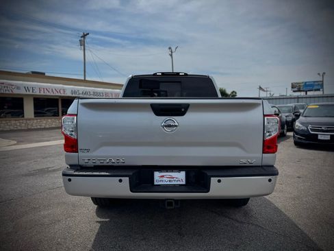 Used 2017 Nissan Titan SV image 5