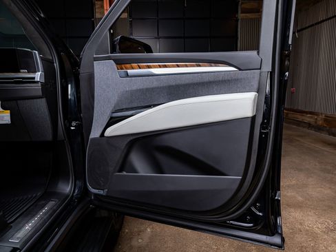 Used 2026 Cadillac Escalade Platinum Sport w/ LPO, ONYX Package image 40