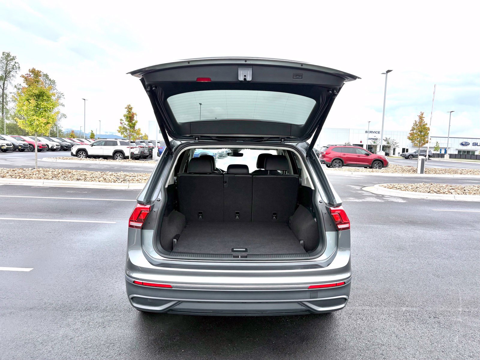 Used 2024 Volkswagen Tiguan SE AWD/4WD image 9