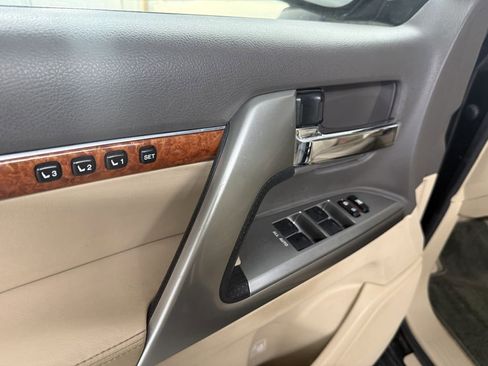 Used 2014 Toyota Land Cruiser 4dr 4WD (Natl) image 22