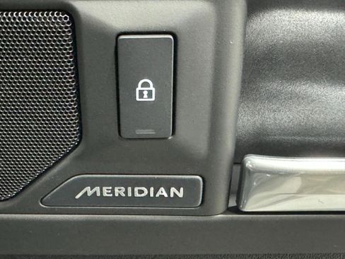 Used 2025 Land Rover Defender 110 S image 22