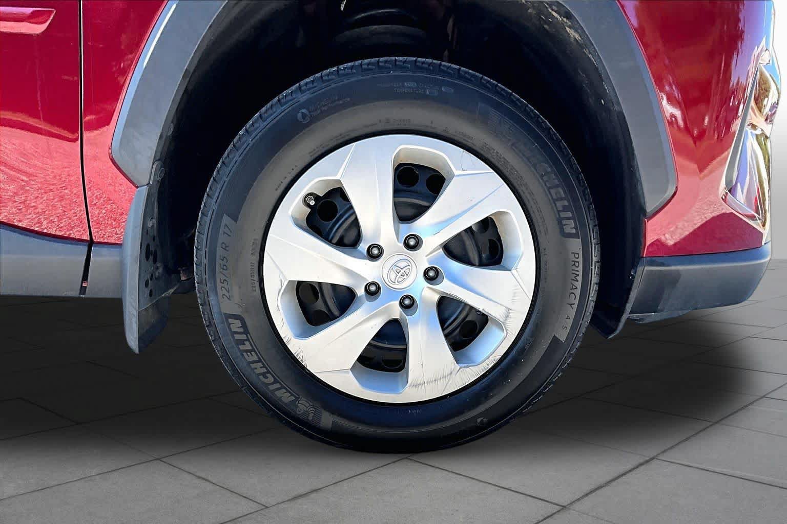 Used 2023 Toyota RAV4 LE AWD/4WD image 11