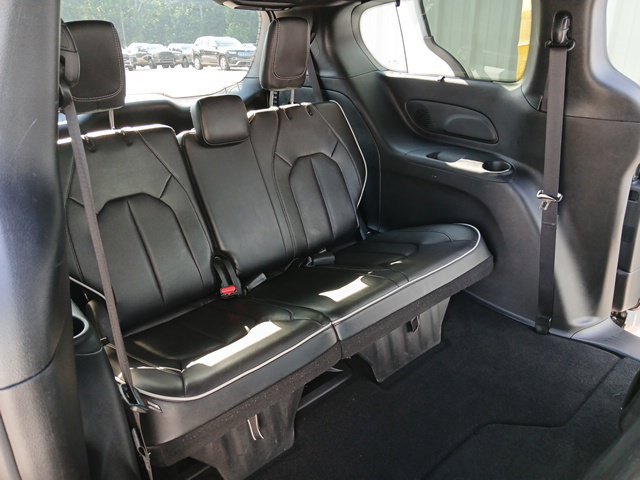 Used 2025 Chrysler Pacifica Limited FWD image 13