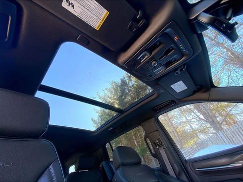 Used 2021 GMC Yukon XL Denali w/ Denali Ultimate Package image 13