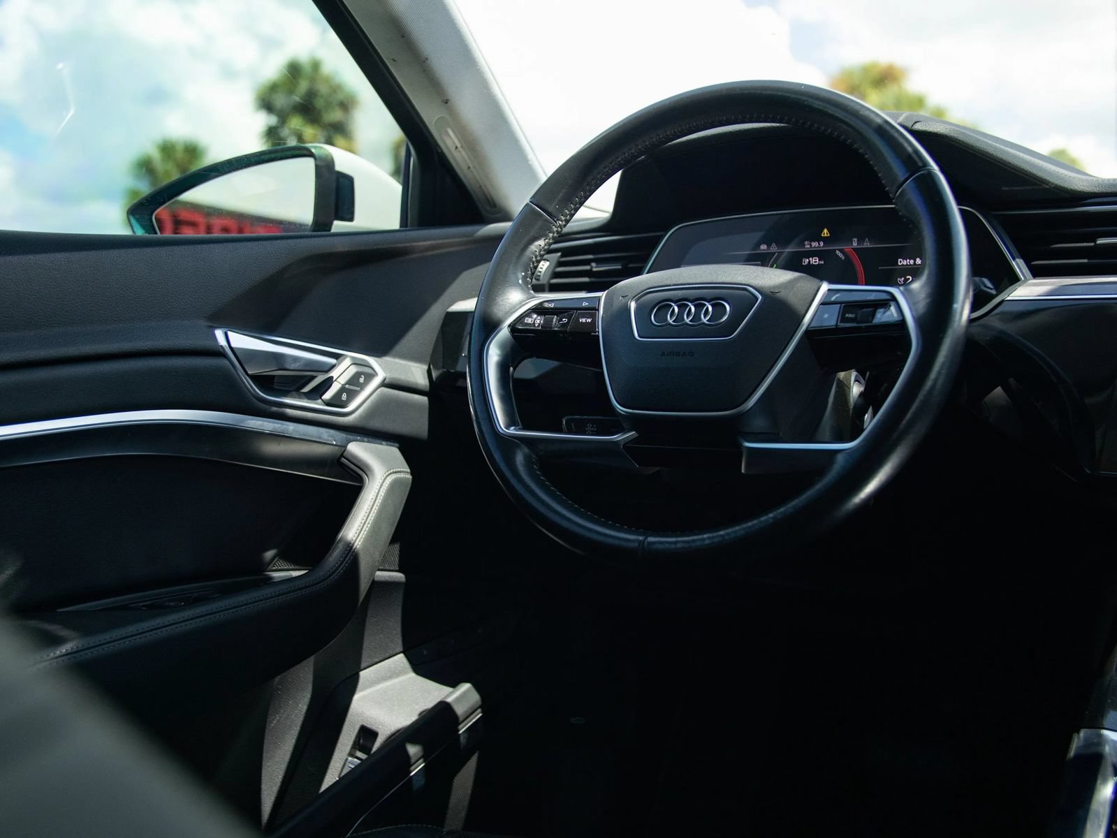 Used 2021 Audi e-tron Premium Plus w/ Premium Plus Package AWD/4WD image 32