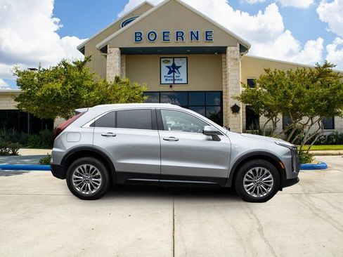 Used 2025 Cadillac XT4 Premium Luxury image 6