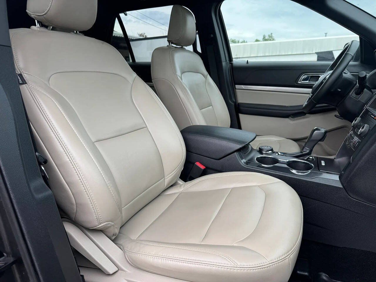 Used 2019 Ford Explorer XLT w/ Equipment Group 202A AWD/4WD image 19