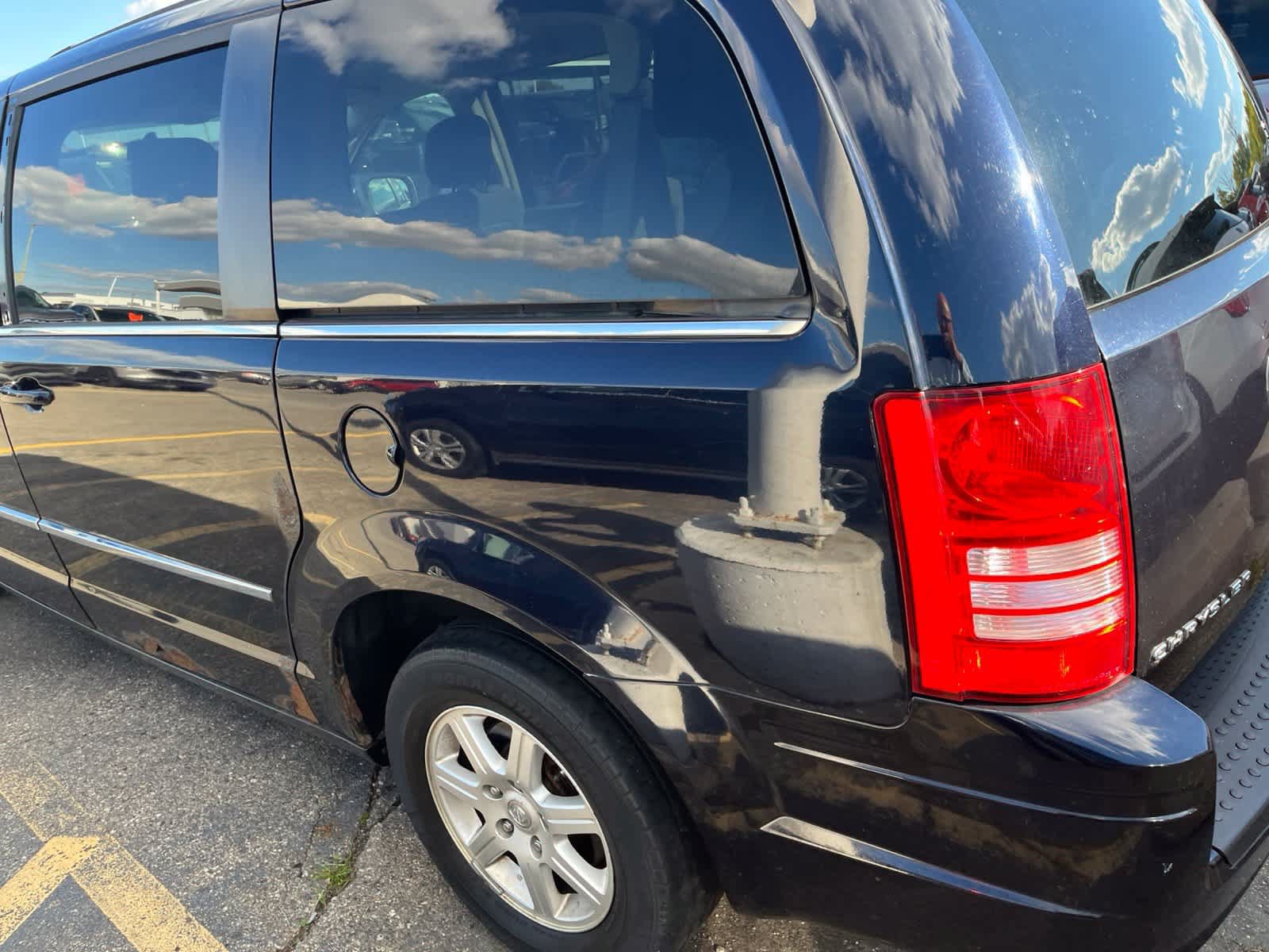 Used 2010 Chrysler Town & Country Touring w/ Entertainment Group #2 FWD image 10