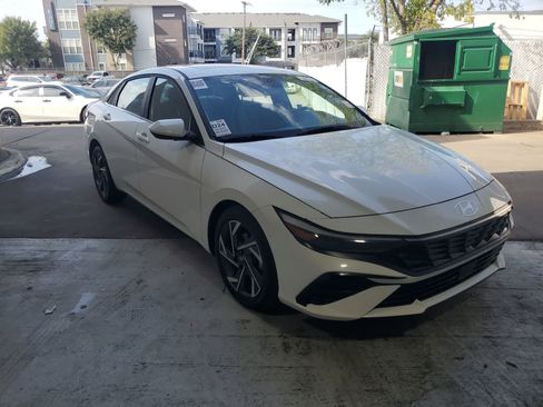 Used 2025 Hyundai Elantra SEL FWD image 9
