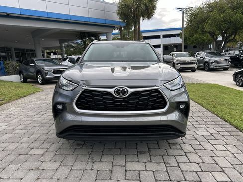 Used 2025 Toyota Highlander XLE FWD image 3