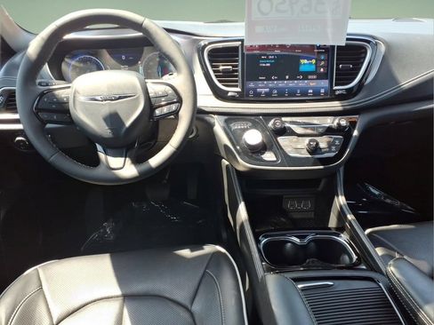 Used 2025 Chrysler Pacifica Limited FWD image 8
