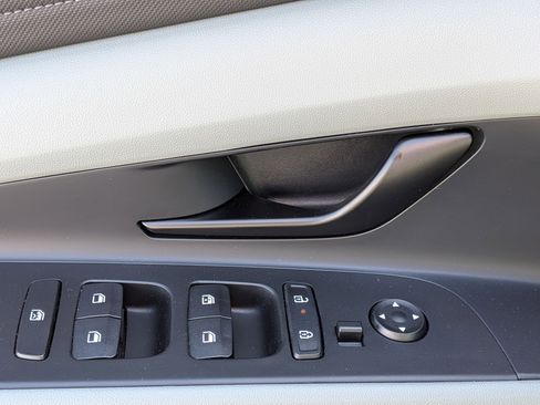 Used 2025 Hyundai Elantra Limited FWD image 12