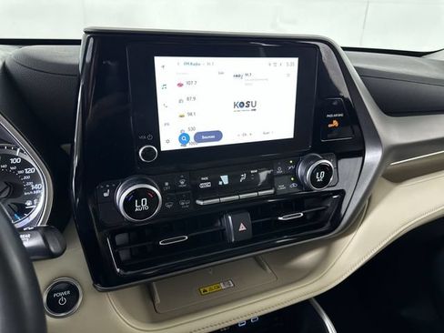 Used 2024 Toyota Highlander XLE AWD/4WD image 13