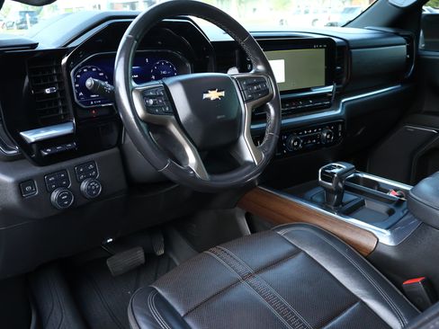 Used 2022 Chevrolet Silverado 1500 High Country w/ High Country Premium Package AWD/4WD image 3