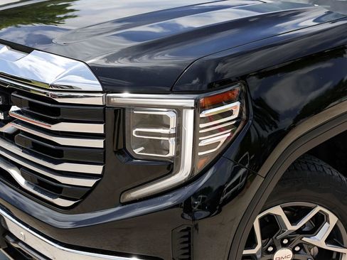Used 2023 GMC Sierra 1500 SLT AWD/4WD image 3