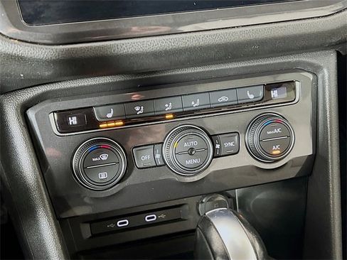 Used 2021 Volkswagen Tiguan SE image 19