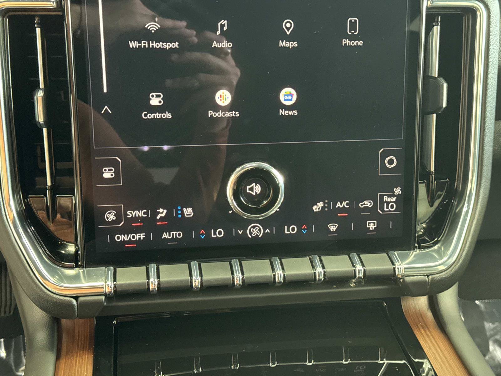 Used 2025 GMC Yukon Denali RWD image 18