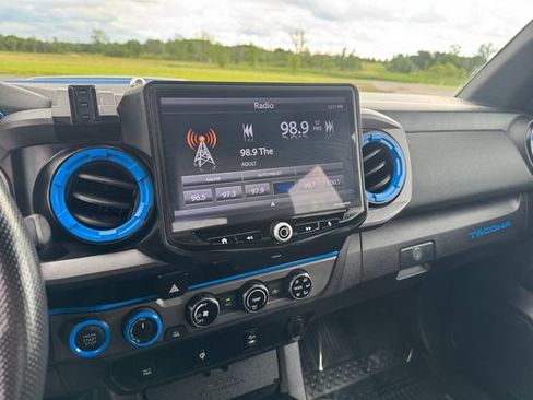 Used 2017 Toyota Tacoma TRD Sport w/ Tow Package (A/T) AWD/4WD image 21