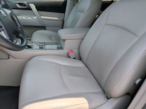 Used 2013 Toyota Highlander Plus FWD image 24