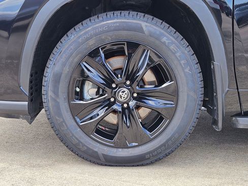 Used 2023 Toyota Highlander XLE FWD image 13