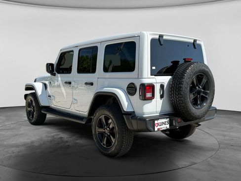 Used 2022 Jeep Wrangler Unlimited Sahara AWD/4WD image 7