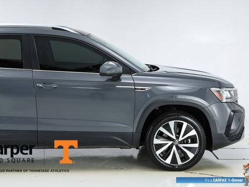 Used 2023 Volkswagen Taos SE w/ Panoramic Sunroof Package FWD image 12