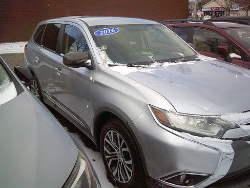 Used 2016 Mitsubishi Outlander ES image 3